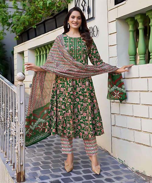 Green  Cotton Casual Wear Salwar Kameez in swindon